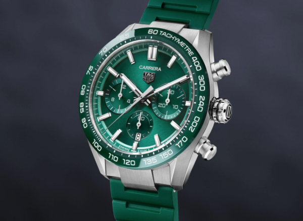 Jam tangan dengan aksen karet sporty